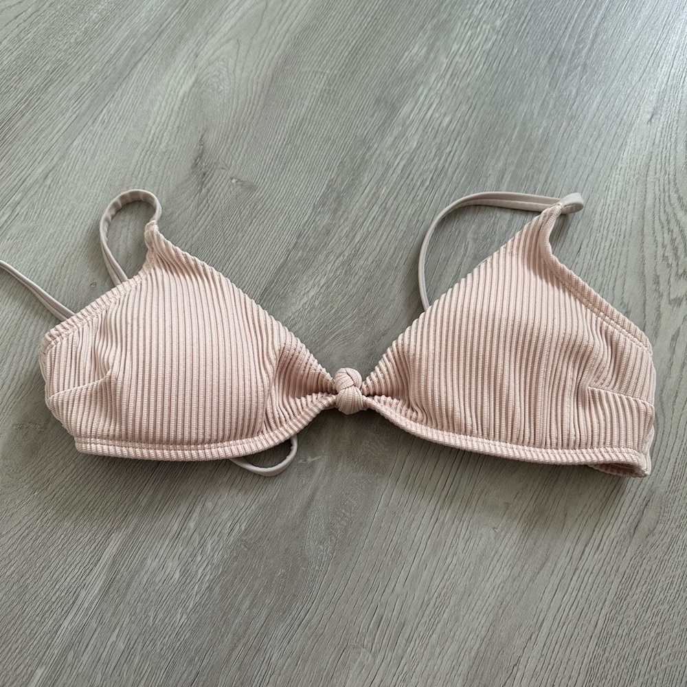 Hollister baby pink ribbed bikini top. Size medium.